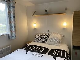 Neat Chalet With Microwave, Antwerp at 39 km