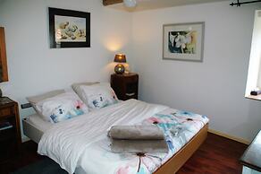 Romantic Cottage With Shared Swimming Pool