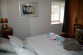 Romantic Cottage With Shared Swimming Pool