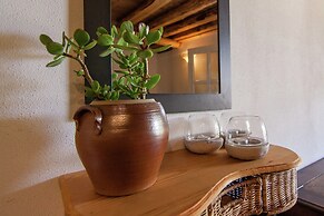 Romantic Cottage With Shared Swimming Pool