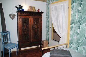 Romantic Cottage With Shared Swimming Pool