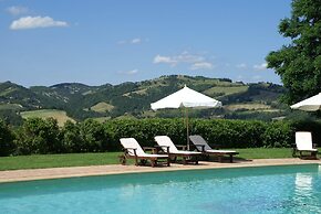 Nice Apartment With Pool and Beautiful Garden