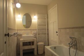 Delightful Castle in Bastogne With Bubble Bath