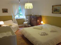 Delightful Castle in Bastogne With Bubble Bath