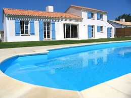 Spacious Villa With a Private Pool on a Golf Course in Loire