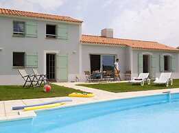 Spacious Villa With a Private Pool on a Golf Course in Loire
