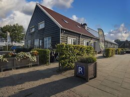 Comfortable Chalet With Microwave, on a Holiday Park 1 km. From the Be