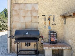 Attractive Holiday Home With Shared Pool in the Luberon