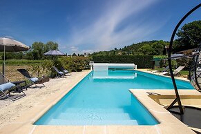 Attractive Holiday Home With Shared Pool in the Luberon