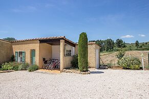 Attractive Holiday Home With Shared Pool in the Luberon