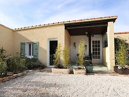 Attractive Holiday Home With Shared Pool in the Luberon