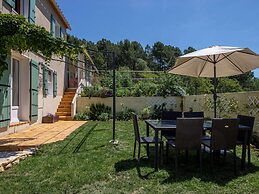 Attractive Holiday Home With Shared Pool in the Luberon