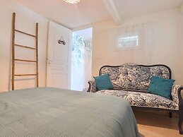 Attractive Holiday Home With Shared Pool in the Luberon