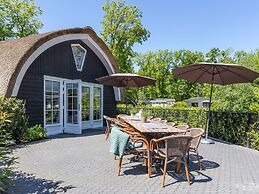 Beautiful House With Sandy Beach, Near Giethoorn