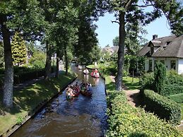 Beautiful House With Sandy Beach, Near Giethoorn