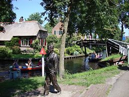 Beautiful House With Sandy Beach, Near Giethoorn