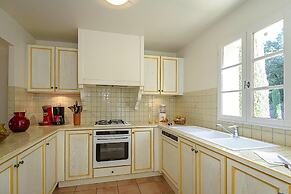 Terraced House in Domaine de Saint-endreol With Golf, SPA and Communal