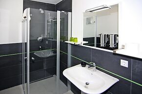 Apartment House Calmsailing, Borgerende