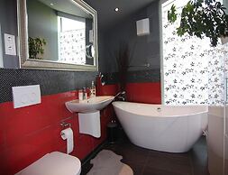 Apartment House Calmsailing, Borgerende