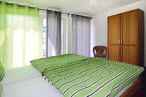 Apartment House Calmsailing, Borgerende