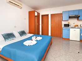 Splendid Beachfront Medveja Apartments