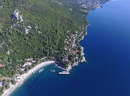 Splendid Beachfront Medveja Apartments