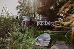 Scandinavian House Overlooking the Lake