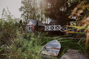 Scandinavian House Overlooking the Lake