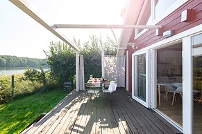 Scandinavian House Overlooking the Lake