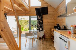 Scandinavian House Overlooking the Lake