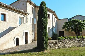 Charming Holiday Flat With Shared Pool, Malaucene