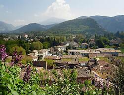 Charming Holiday Flat With Shared Pool, Malaucene