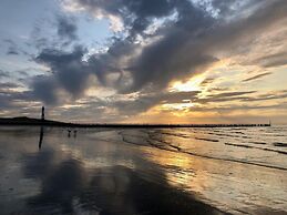 Cosy Bungalow Near the Beach