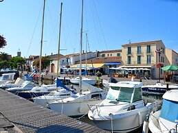 Colourful Holiday Homes Near the Marseillan-plage Beach