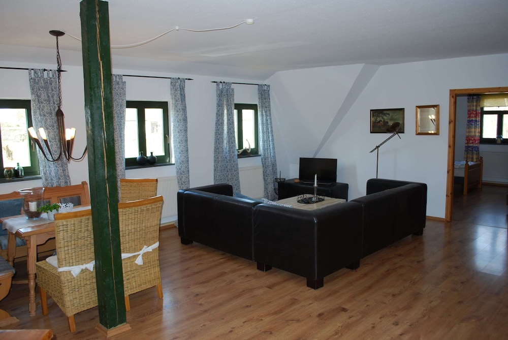 Grosses Landhaus mit Swimmingpool in Dargun