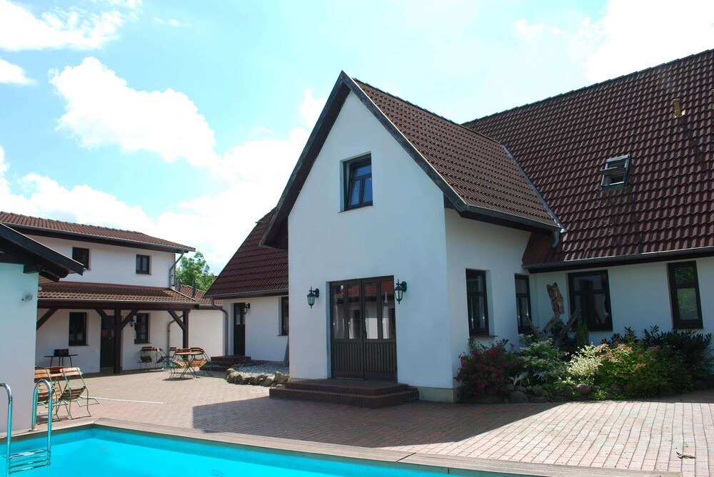 Grosses Landhaus mit Swimmingpool in Dargun