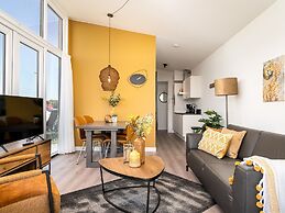 Bungalow With an Outdoor Fireplace by Water