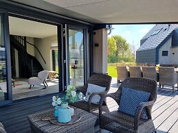 Luxurious Detached Water Villa With Jetty