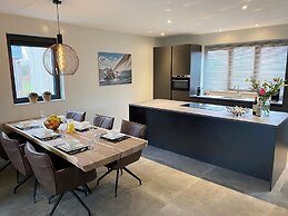 Luxurious Detached Water Villa With Jetty