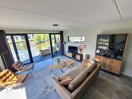 Luxurious Detached Water Villa With Jetty