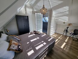 Luxurious Detached Water Villa With Jetty