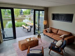 Luxurious Detached Water Villa With Jetty