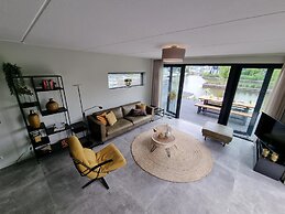 Luxurious Detached Water Villa With Jetty