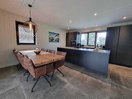 Luxurious Detached Water Villa With Jetty