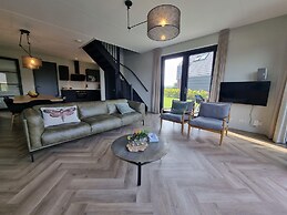 Luxurious Detached Water Villa With Jetty