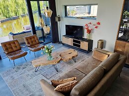 Luxurious Detached Water Villa With Jetty