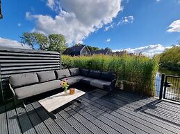 Luxurious Detached Water Villa With Jetty