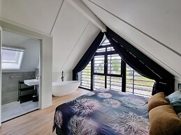 Luxurious Detached Water Villa With Jetty