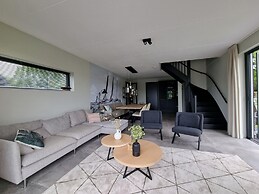 Luxurious Detached Water Villa With Jetty