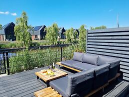 Luxurious Detached Water Villa With Jetty